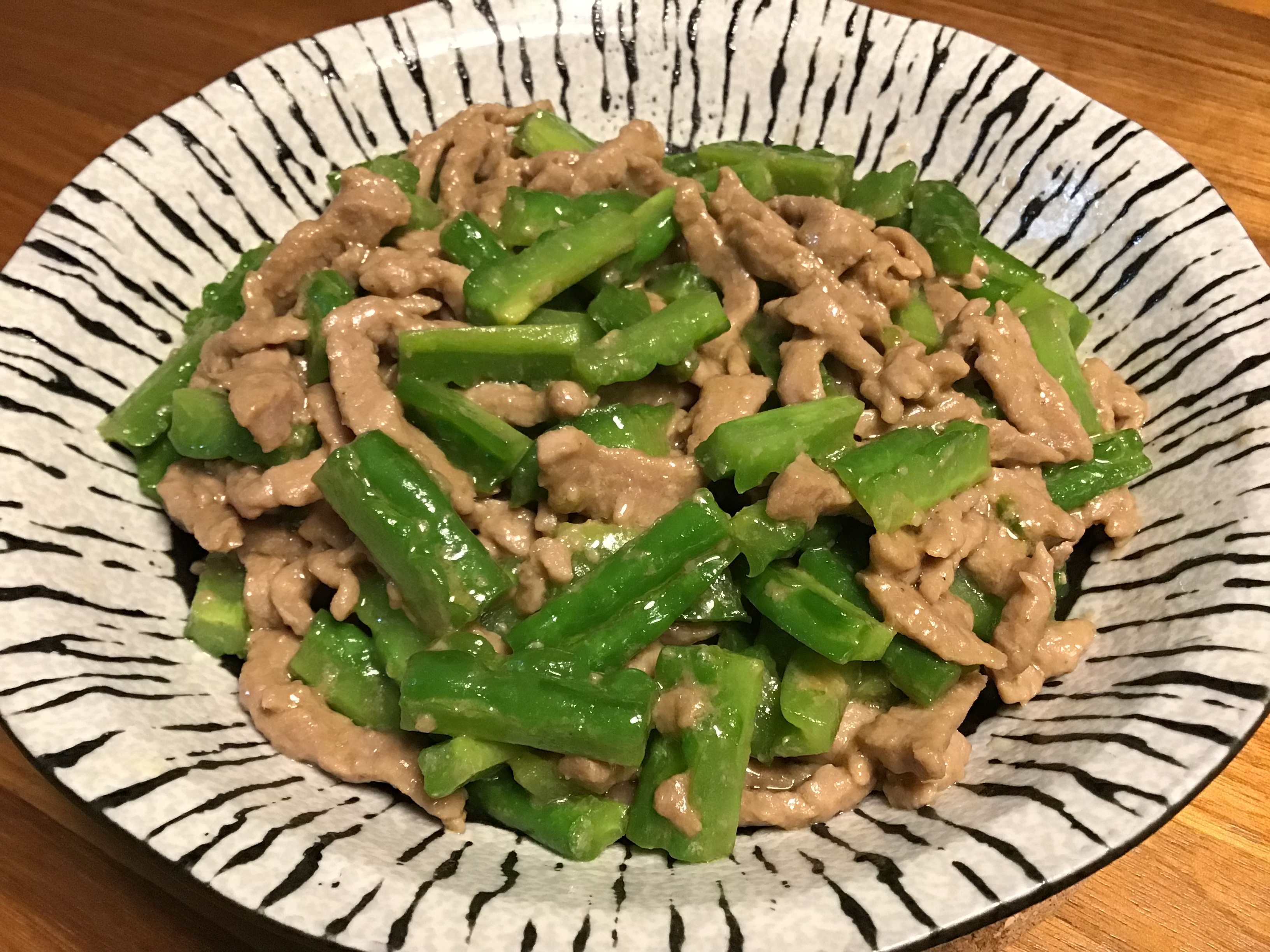 点击放大图片 苦瓜条炒牛肉丝